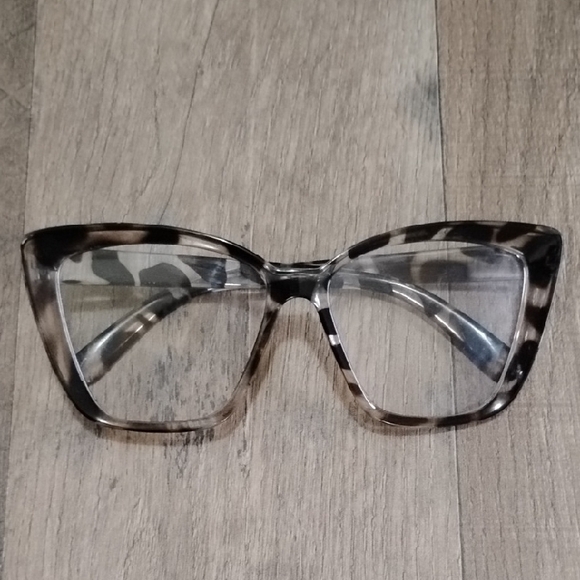 Stylish Brown and White Eyewear - Picture 2 of 3